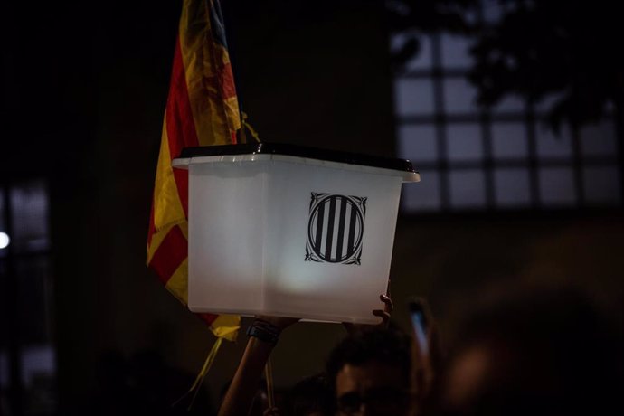 Archivo - Un participante en la manifestación de la ANC por el segundo aniversario del 1-O con un cartel lleva una urna y una estelada, en Barcelona a 1 de octubre de 2019.