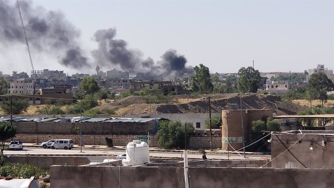 Archivo - SANAA, June 7, 2024  -- This photo taken with a mobile phone shows smoke rising from an Al-Siyanah military position after an airstrike in Sanaa, Yemen on June 7, 2024. U.S. and British warplanes struck Houthi targets in Yemen's capital Sanaa an