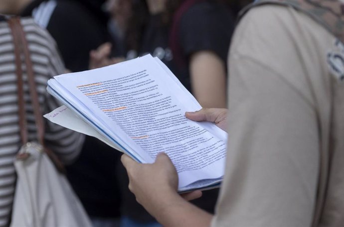 Archivo - Apuntes durante el primer día de la Evaluación de Acceso a la Universidad (EvAU), en la Universidad Complutense de Madrid, a 3 de junio de 2024, en Madrid (España). 