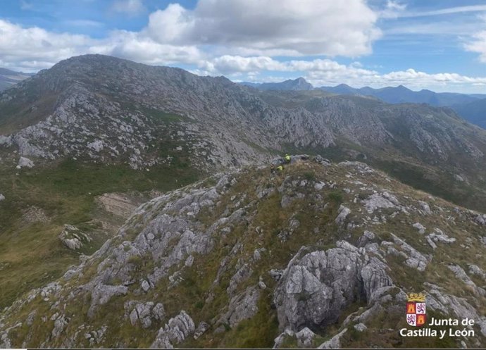 El Grupo de Rescate de la Junta auxilia a un senderista herido en Peña La Calva (León).