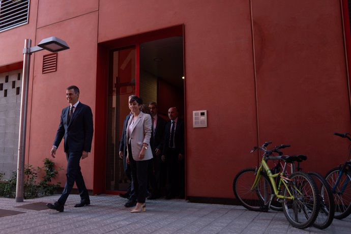 El presidente del Gobierno, Pedro Sánchez, y la ministra de Vivienda y Agenda Urbana, Isabel Rodríguez, visitan una promoción de vivienda pública de alquiler asequible, a 30 de septiembre de 2024, en Barcelona, Catalunya (España).