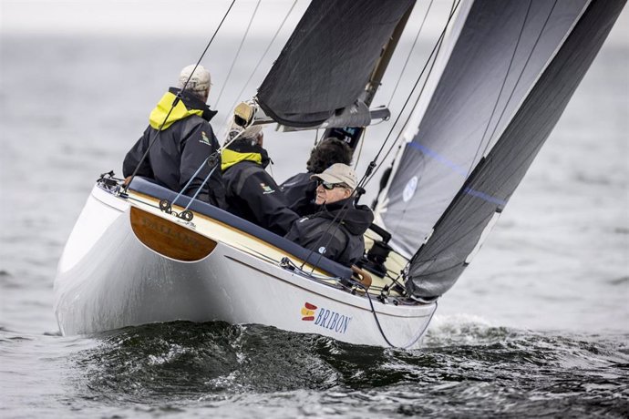 El 'Bribon', con el Rey Juan Carlos, compitiendo en Sanxenxo en el Trofeo Xacobeo