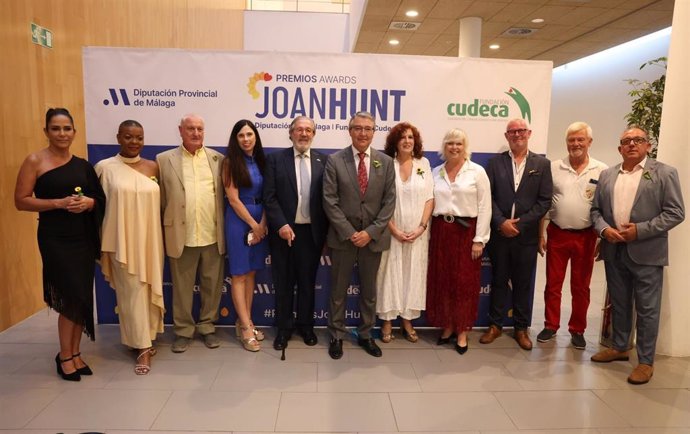 El presidente de la Diputación de Málaga, Francisco Salado, y representantes de Cudeca, junto a las personas y responsables de instituciones galardonadas con el premio Joan Hunt que distingue a la comunidad extranjera en la provincia.