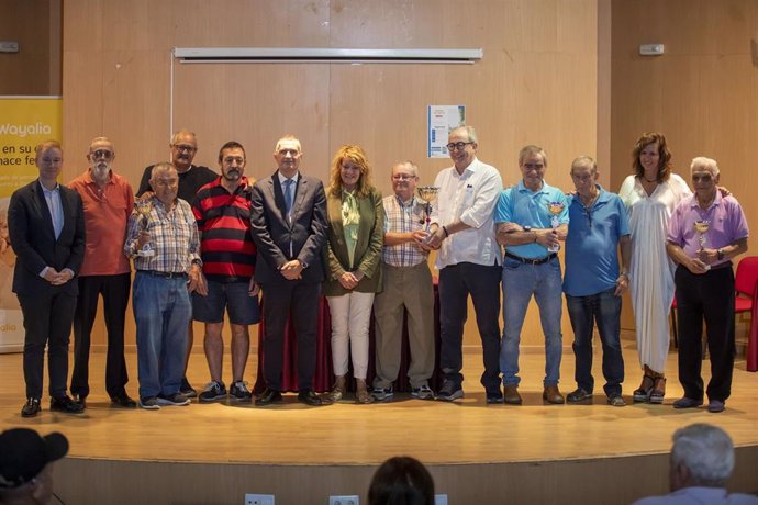 La alcaldesa de Huelva, Pilar Miranda, junto a varias de las personas participantes en la Semana del Mayor.