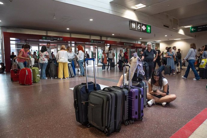 Archivo - Varias personas esperan dentro de las instalaciones de la estación del tren de Chamartín en una imagen de archivo