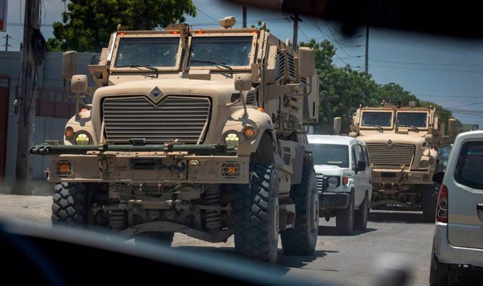 Vehículos blindados en Haití patrullan la capital, Puerto Príncipe