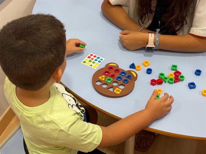 Archivo - Un menor aprende a encajar figuras en un centro de especialización en TDH. (Foto de archivo).