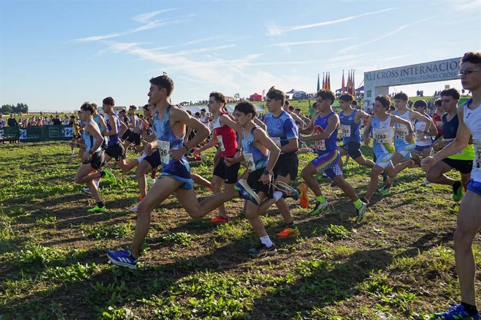 Archivo - Distintos corredores durante las carreras del Cross Internacional de Itálica