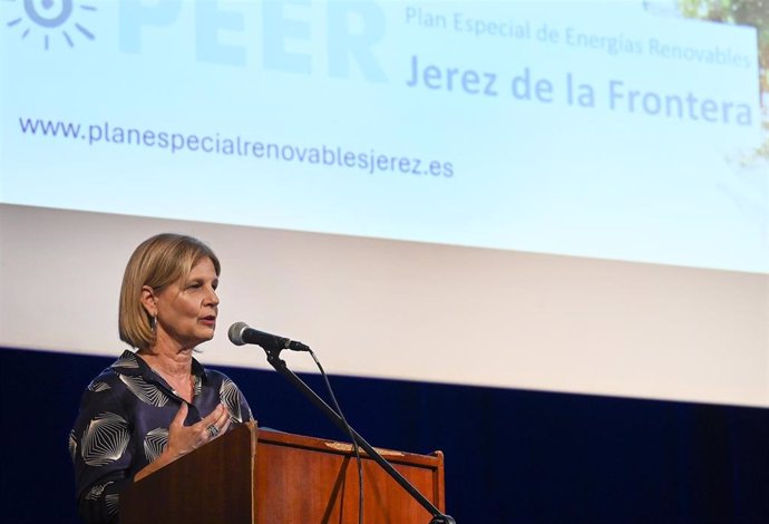 La alcaldesa de Jerez, María José García-Pelayo, durante su discurso.