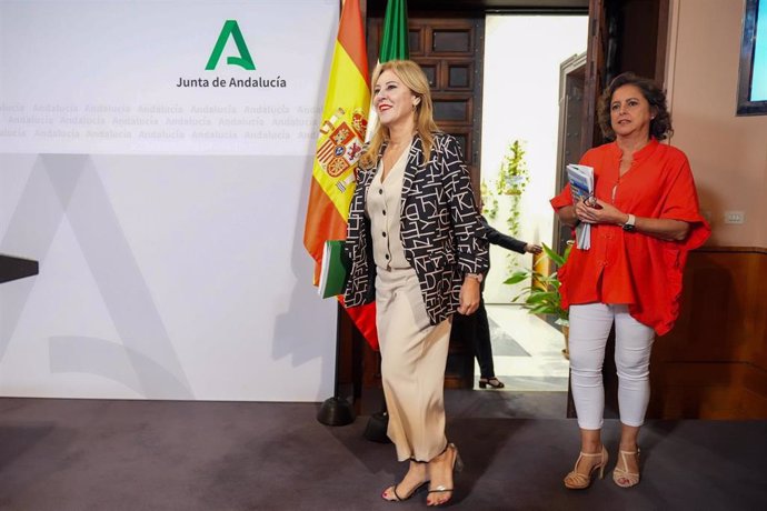 La consejera de Economía, Hacienda y Fondos Europeos y portavoz del Gobierno, Carolina España,(i) comparece en la rueda de prensa posterior al Consejo de Gobierno de Andalucía acompañada por la consejero de Sostenibilidad, y Medio Ambiente, Catalina Garcí