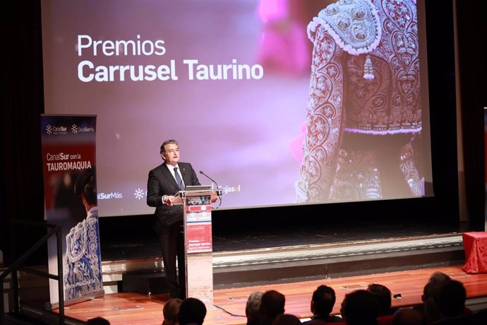 El consejero de la Presidencia, Interior, Diálogo Social y Simplificación Administrativa, Antonio Sanz, durante su intervención en el acto de entrega de los Premios Carrusel Taurino 2023 de Canal Sur Radio.