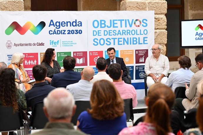 Las distintas autoridades participantes en el acto de los 'Diálogos de ciudad en clave Agenda 2030'.