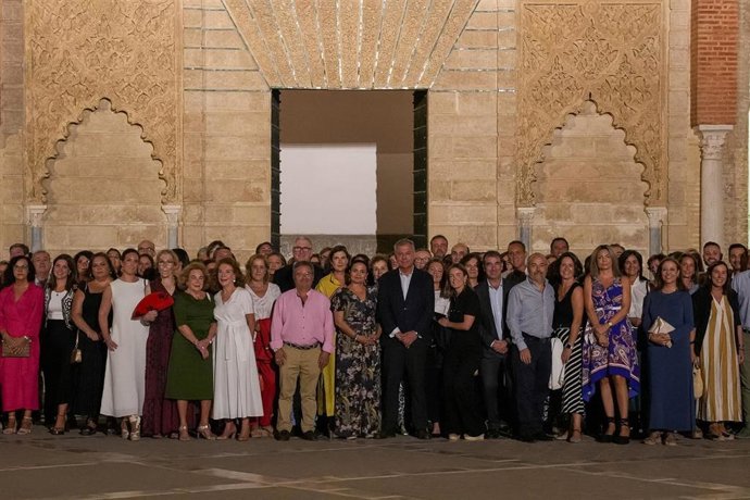 El alcalde de Sevilla, José Luis Sanz, ha recibido en el Alcázar a todos los directores de los 157 colegios de la ciudad.