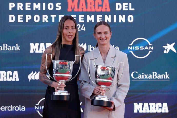 Caroline Graham Hansen y Lola Gallardo tras recibir sus Premios Marca del Deporte Femenino 23-24