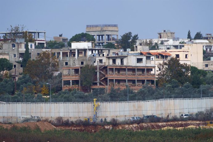 Archivo - METULA, Dec. 4, 2018  An Israeli digger works on the border with Lebanon near the northern Israeli town of Metula, Dec. 4, 2018. Israeli Prime Minister Benjamin Netanyahu said on Tuesday that the Lebanon-based Hezbollah militia dug a cross-borde