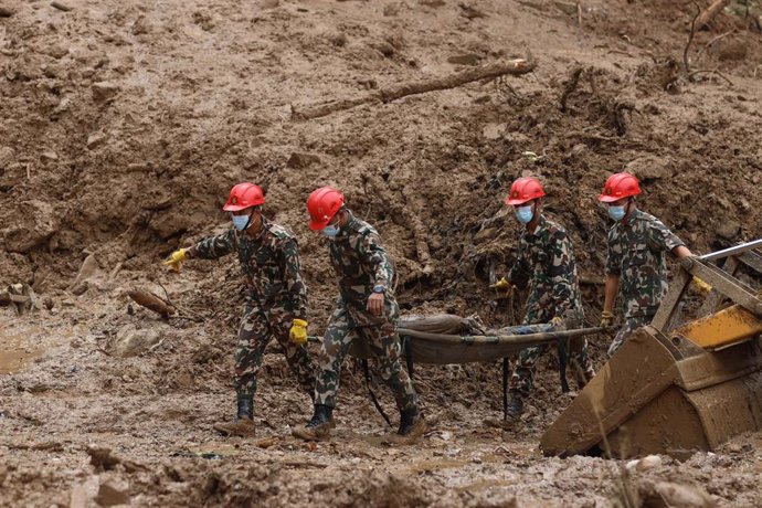 Equipos de rescate tras un deslizamiento de tierras en Dhading a causa de las lluvias torrenciales en Nepal