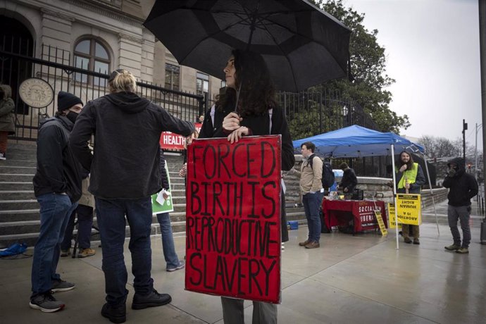 Archivo - Imagen de archivo de una manifestación a favor del derecho al aborto frente a la sede del estado de Georgia