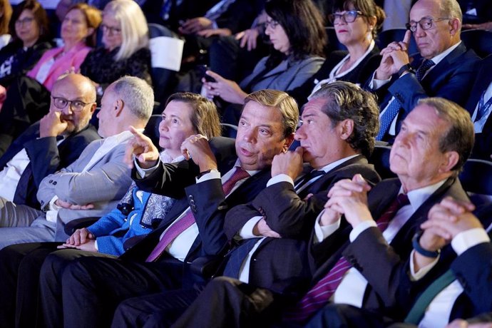 El ministro de Agricultura, Pesca y Alimentación, Luis Planas (3d); el presidente de Conxemar, Eloy García (2d), y el alcalde de Vigo, Abel Caballero (1d), durante clausura el XII Congreso internacional Conxemar.