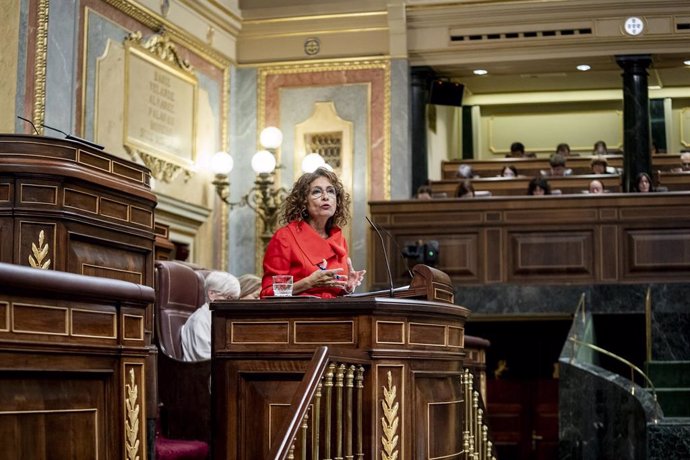 La vicepresidenta primera y ministra de Hacienda, María Jesús Montero, interviene durante una sesión plenaria en el Congreso de los Diputados, a 26 de septiembre de 2024, en Madrid (España)