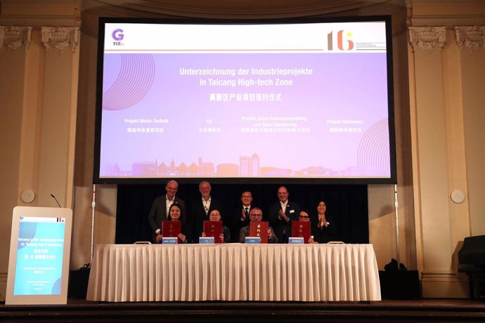 Guests attend a signing ceremony of related industrial cooperation projects at the Taicang Day event held in Hamburg, Germany