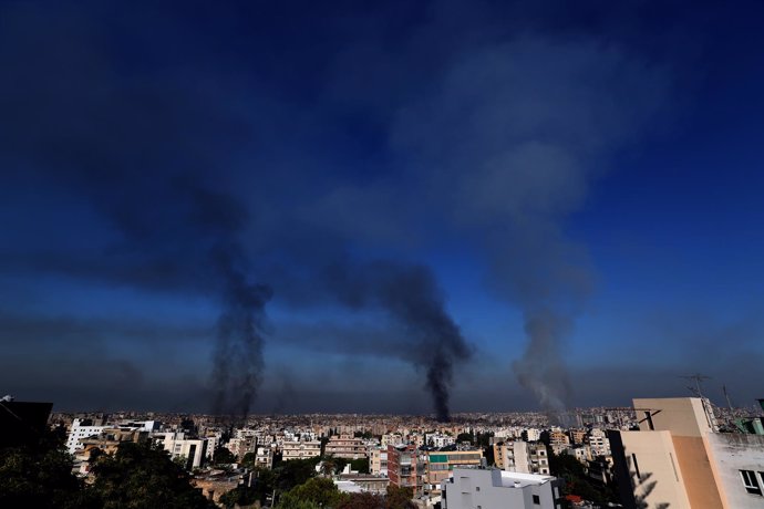 Columnas de humo tras una serie de bombardeos del Ejército de Israel contra la capital de Líbano, Beirut (archivo)