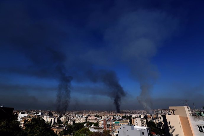 Columnas de humo tras una serie de bombardeos del Ejército de Israel contra la capital de Líbano, Beirut (archivo)