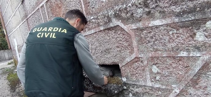 Localizan una granada de mano cargada en una casa deshabitada de O Irixo (Ourense)