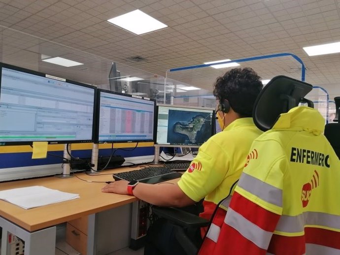 Archivo - Enfermera coordinadora del Servicio de Urgencias Canario (SUC) en la sala operativa del Centro Coordinador de Emergencias y Seguridad (Cecoes) del 1-1-2