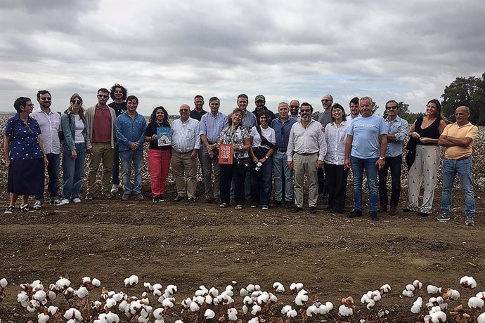 Representantes de los sectores algodonero y de la moda visitan los campos de algodón andaluces con EUCOTTON