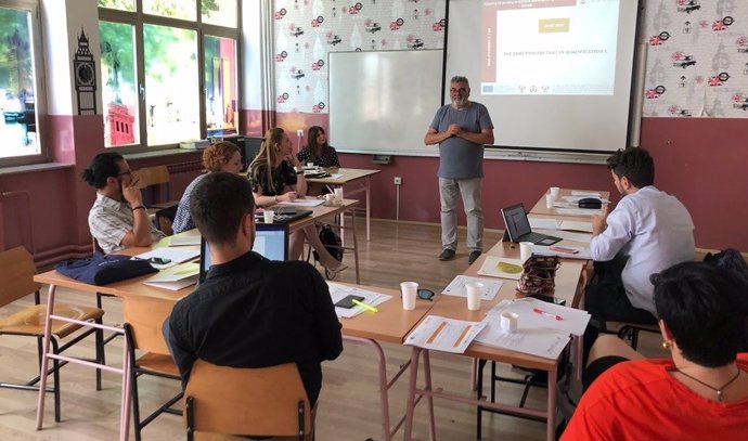 Archivo - Aula de una Escuela Oficial de Idiomas de Andalucía.