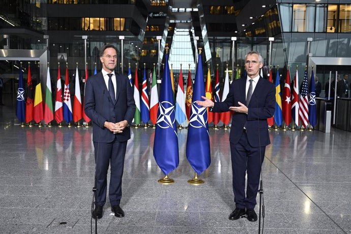 El secretario general de la OTAN, Jens Stoltenberg, comparece junto a su sucesor, Mark Rutte