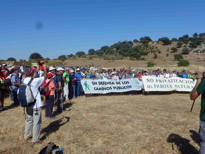 Marcha por el camino público Benamahoma-Zahara en solidaridad con Juan Clavero en una imagen de archivo.