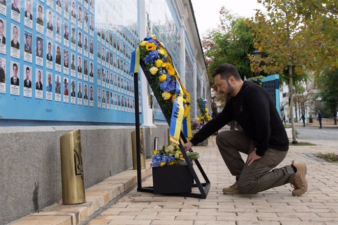 El presidente de Ucrania, Volodimir Zelenski, homenajea en Kiev a los soldados caídos en combate