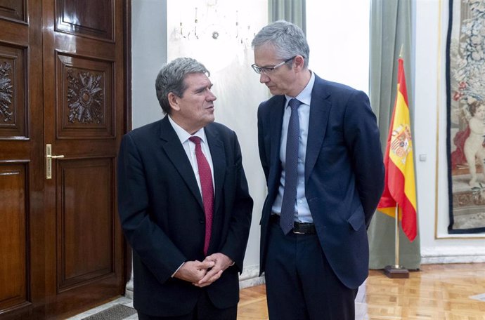 El gobernador del Banco de España, José Luis Escrivá (i),  y el exgobernador Pablo Hernández de Cos (d) durante la ceremonia de toma de posesión de su cargo, en el Banco de España, a 24 de septiembre de 2024, en Madrid (España). 