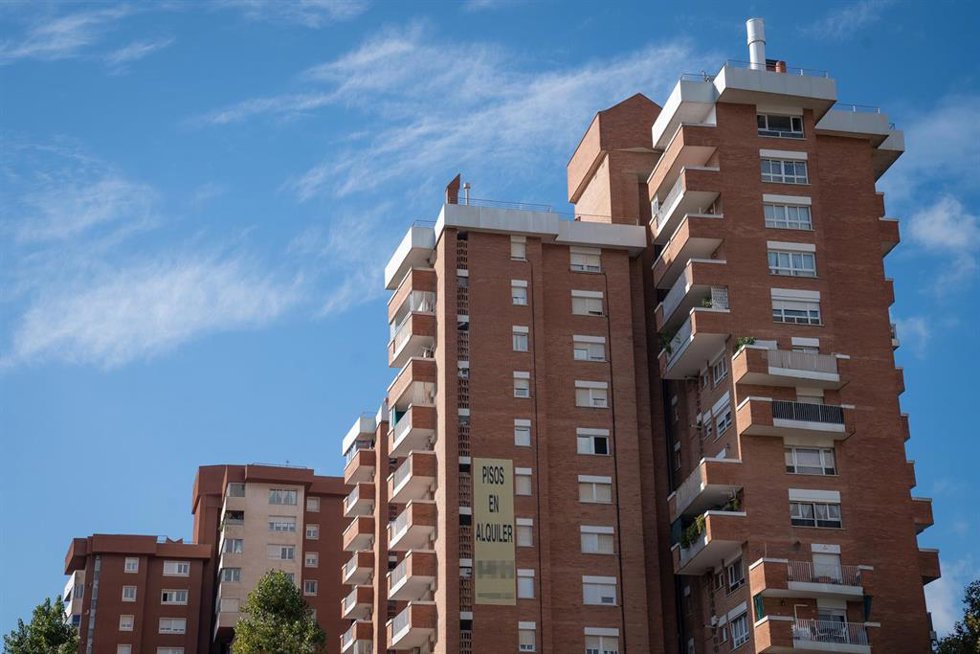 Archivo - Cartel de alquiler de viviendas en la fachada de un edificio.
