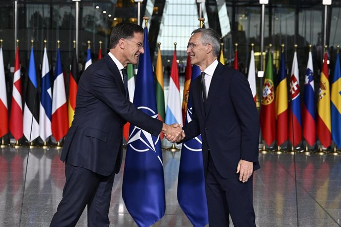 Traspaso de mando en la OTAN entre JEns Stoltenberg y Mark Rutte