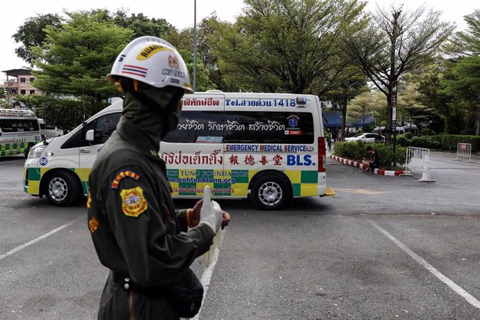 Archivo - Imagen de archivo de un policía de Tailandia junto a una ambulancia.