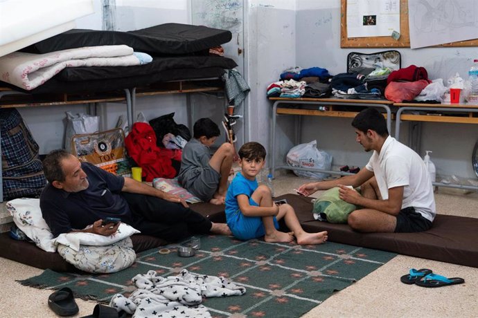 Desplazados en el interior de una escuela en la capital de Líbano, Beirut, tras huir de sus hogares a causa de los ataques por parte del Ejército de Israel en el marco del conflicto con el partido-milicia chií Hezbolá (archivo)