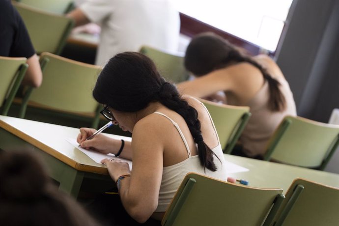 Archivo - Arxivu - Estudiants realitzen un examen