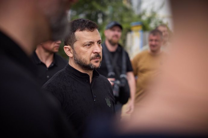 Archivo - HANDOUT - 29 July 2024, Ukraine, Vovchansk: Ukrainian President Volodymyr Zelensky (C) visits an army command post near the embattled small town of Vovchansk in the Kharkiv region close to the Russian border. Photo: -/Ukraine Presidency/dpa - AT