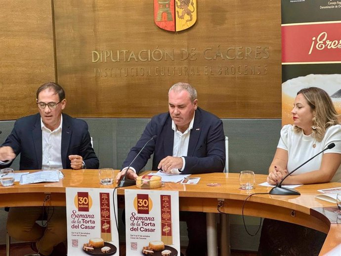 El presidente de la D.O.P Torta del Casar, Ángel Pacheco, en la presentación de la Semana de la Torta junto con la alcaldesa de Casar de Cáceres, Marta Jordán y el presidente de la asociación Tagus, José Flores.  