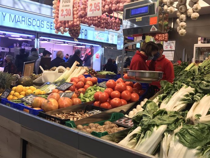 Archivo - Acelgas con otras verduras y horatlizas en puesto del Mercado Central