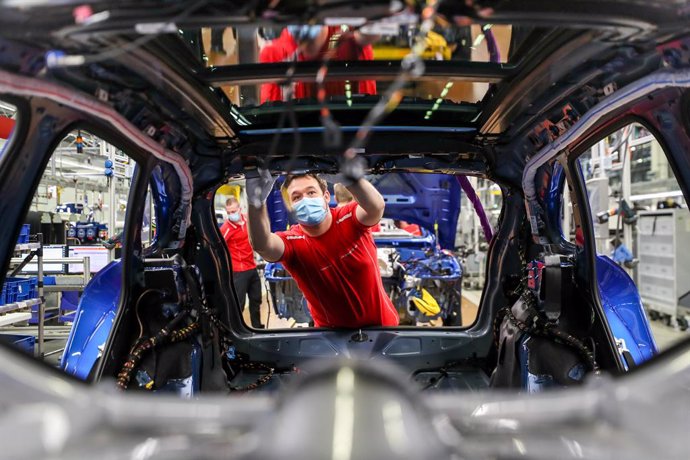 Archivo - Un empleado trabajando en una fábrica de coches Porsche en Leipzig (Alemania).