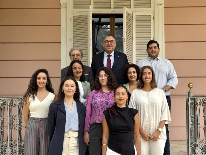 El consejero de Turismo y Acción Exterior, Arturo Bernal, con los jóvenes becados.