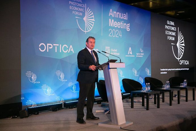 El consejero de la Presidencia, Interior, Diálogo Social y Simplificación Administrativa, Antonio Sanz, durante el acto de inauguración del Global Photonics Economic Forum en Málaga.