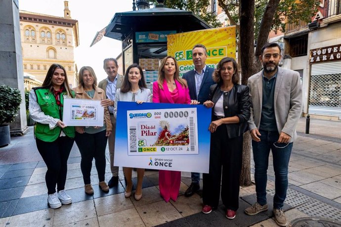 La alcaldesa de Zaragoza, Natalia Chueca, en la presentación del cupón de la ONCE del 12 de octubre con la Ofrenda de Flores a la virgen del Pilar