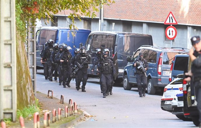 Un dispositivo de agentes de la Ertzaintza permenece en el barrio de Burzeña, en el que este domingo se produjo un tiiroteo