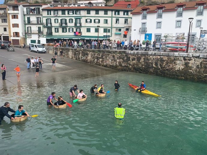 Archivo - Regata de tinas en San Sebastián.