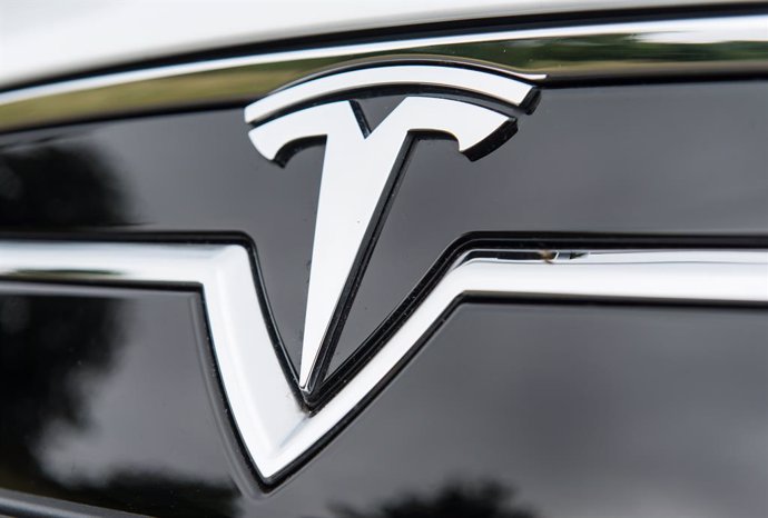 Archivo - The logo of Tesla electric vehicle company is pictured on an S model vehicle. 