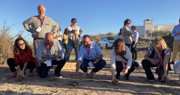 Parrticipantes en el Foro Demos durante una visita al entorno del Saler (Valencia)